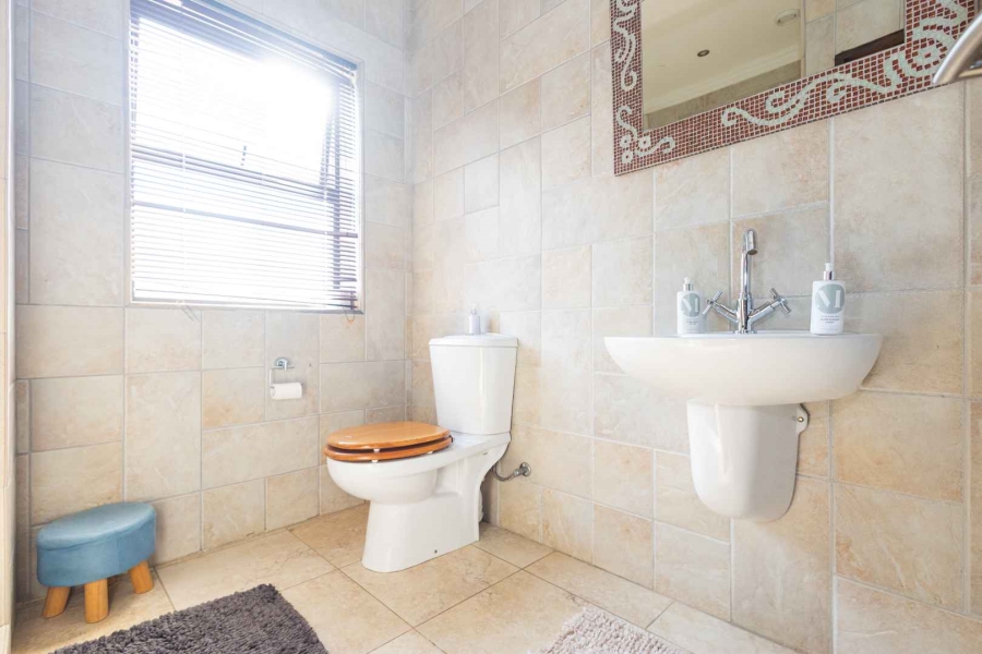 To Let 4 Bedroom Property for Rent in Ridgeworth Western Cape